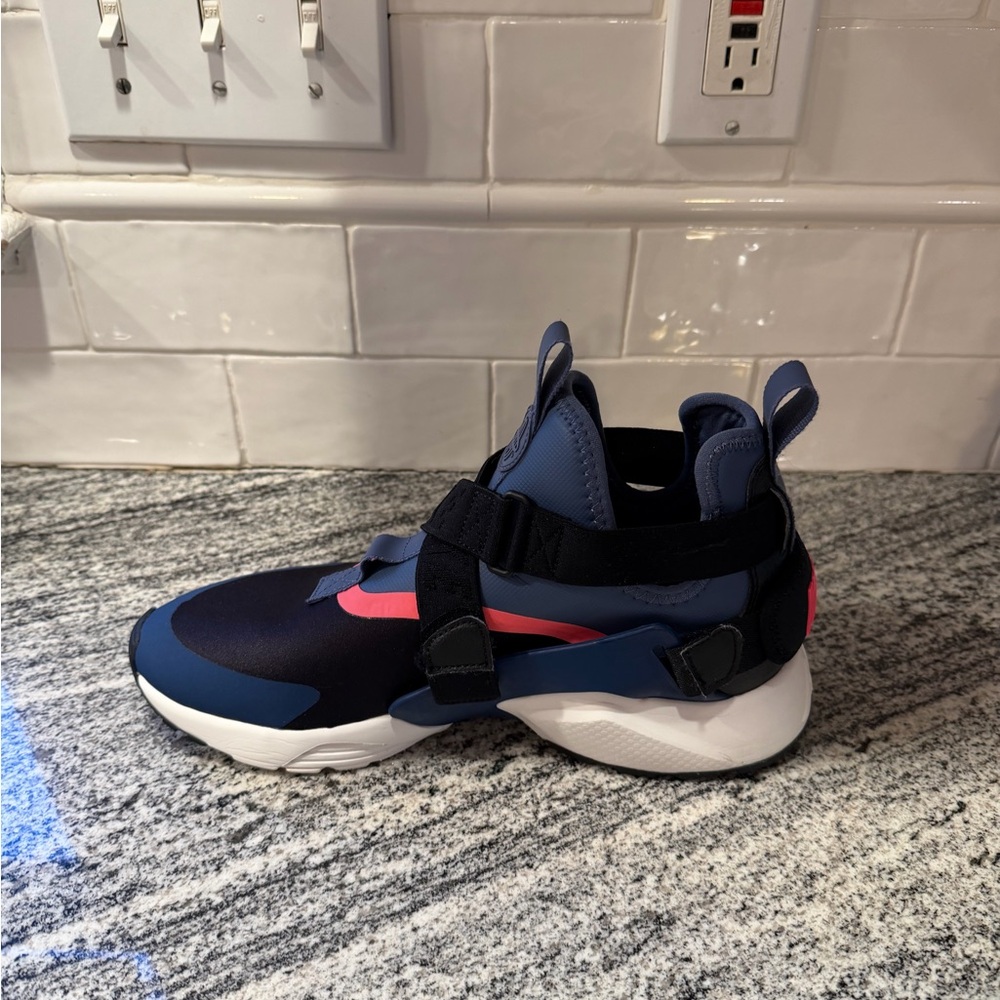 Women’s Nike Air Huarache City Utility Size 10.5 - Picture 8 of 10
